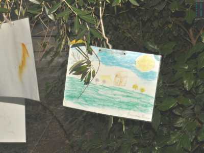 Al posto dei frutti da quest'albero pendono tanti disegni 